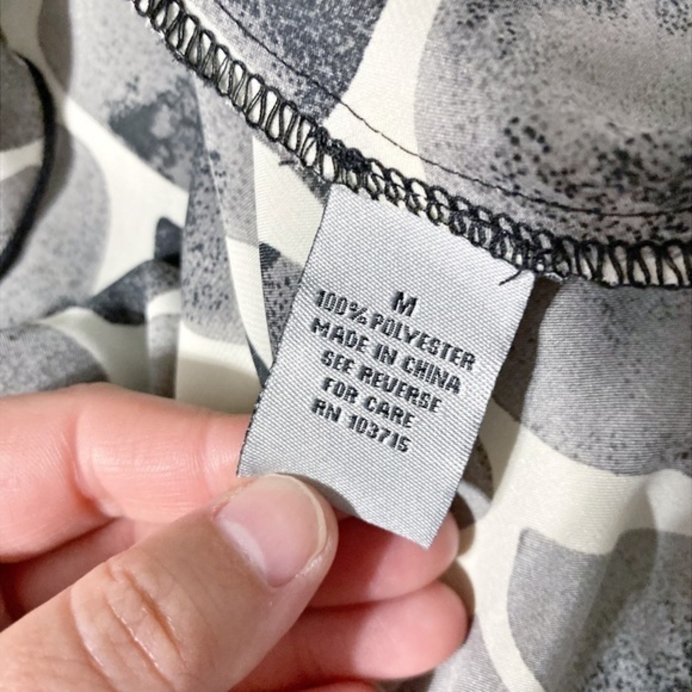 Signature by Larry Levine Black and White Giraffe Print Silky Sleeveless Blouse - Picture 6 of 11
